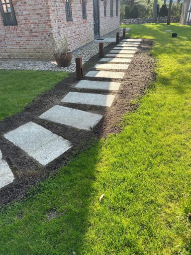 Anlegen eines Weges aus Steinfliesen